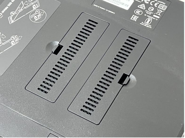 DS920+では、SSDスロットは本体底面にある