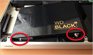 MacBookProの内蔵のHDDを取り外しWD Black2に同じように付けます。