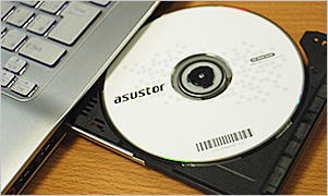 NASの初期設定を行うために、パソコンにアプリケーションをインストールします。添付のCDをパソコンにセットします。